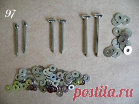 Крепление лап и головы для мишки Тедди. 

Подвижные лапы и голова - это то, что отличает мишку Тедди от простой игрушки.
Сделать нашего мишку живым и подвижным помогут шплинтовые крепления. 
Крепление состоит из шплинтов, металлических шайб и картонных дисков ( диски могут быть из фанеры). 
Из инструментов нам понадобятся: узкогубцы и конусообразное шило. 
Узкогубцы и шило. 
Внутренняя поверхность узкогубцев. 
Диски и металлические шайбы. 
Шплинты и металлические шайбы. 
О...