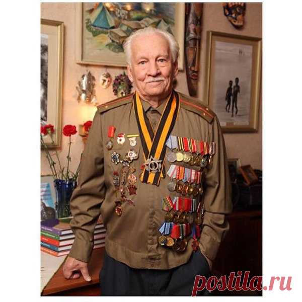 ШЕСТЬ РАЗ Я ДОЛЖЕН БЫТЬ ПОГИБНУТЬ".РАЗВЕДЧИК.В ПРОШЛОМ ГОДУ СПРАВИЛ 90-ЛЕТИЕ.33 НАГРАДЫ.

Война и мир лейтенанта Транквиллицкого.

Юрий Николаевич Транквиллицкий (р. 1925) — советский кинооператор. В 1938 году занимался самбо в спортклубе «Крылья Советов». В 1942 году работал слесарем-сборщиком на военном заводе. С 17 лет — на фронтах Великой Отечественной войны, гвардии младший лейтенант (войну окончил в звании лейтенанта). Участник операции «Багратион». Выжить на войне помогло самбо.