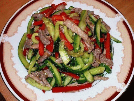 Салат из огурцов и мяса.
Ингредиенты:
Свежие огурцы - 2-3 шт.
Мясо (говядина или свинина) - 400 г.
Лук - 1 шт.
Чеснок - 1 головка.
Лимонный сок - по вкусу.
Красный болгарский перец - 1 шт.
Растительное масло - 50 мл.
Соль - по вкусу.
Способ приготовления:
Шаг 1 Огурцы помыть, нарезать тонкой и длинной соломкой и сбрызнуть лимонным соком.
Шаг 2 Мясо нарезать соломкой, затем обжарить на разогретом растительном масле до готовности.
Шаг 3 Лук и чеснок почистить, лук нарезать полукольцами, чеснок