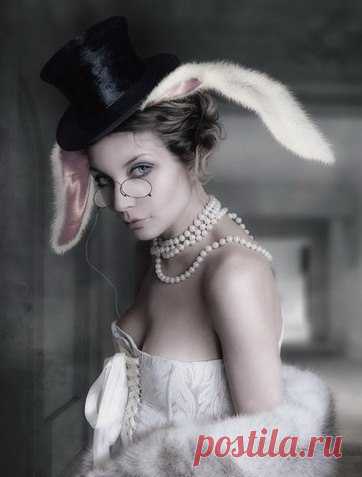 У женщин все просто: длинные волосы нужно подстричь, короткие — нарастить, прямые — завить, а кудрявые — выпрямить.(c)