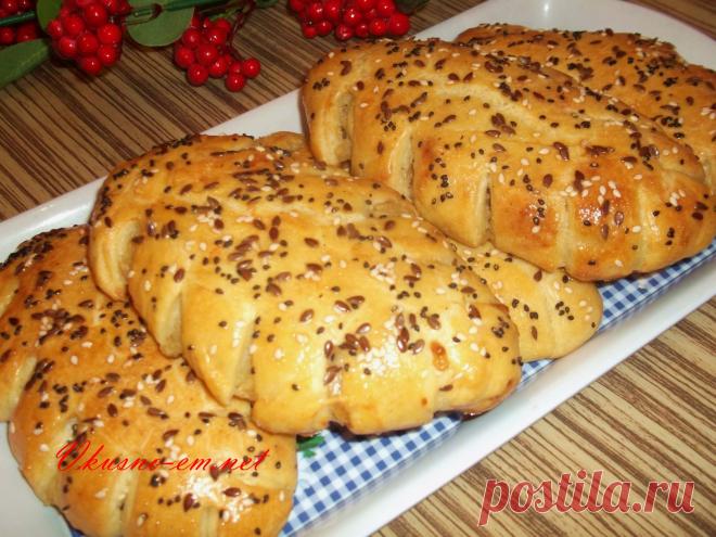 Сырные пироги в духовке рецепт с фото пошагово Дорогие друзья! Сегодня хочу предложить вам рецепт сырной выпечки - Сырные пироги, рецепт с фото. Выпечка из сыра – прекрасно подойдет к утреннему кофе, на работу, детям в школу. Начинка может быть любой, по вашему вкусу и желанию. Можете приготовить сырные пироги с грибами, ветчиной, картофелем, курицей. Пробуйте!