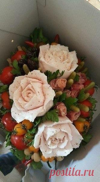 Букет из сала, колбасы и овощей. Оцените)