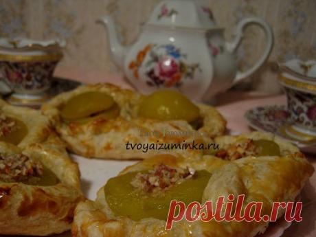 Персиковые пирожные из слоеного теста.