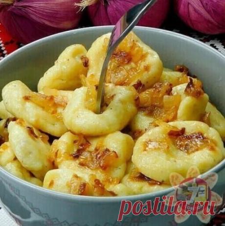 Картофельные клецки с луком
Для приготовления вкуснейших картофельных клецок с луком вам понадобятся картофель, яйца, мука, лук и специи. Совершенно не сложное блюдо, но очень сытное и вкусное.