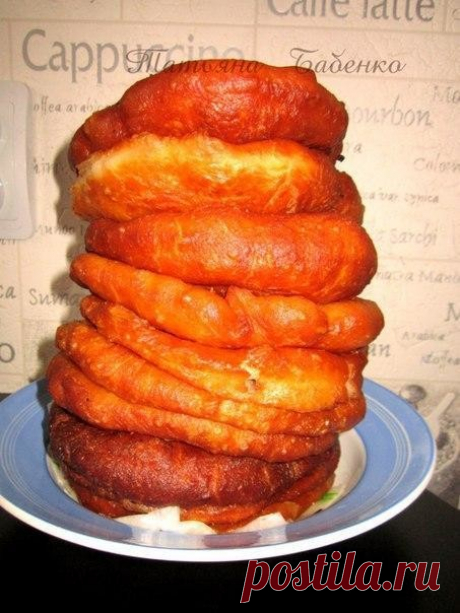 Любимые беляши моего мужа, в диаметре 14-15см, очень вкусно.

Ингредиенты на 20 шт.:

Тесто:
800г воды
17г.дрожжей (сухих)
2.5ст.л.сахара
1ч.л.соли
4 ст.л.подсолнечного масла
мука

Начинка:
Фарш домашний 800г
3луковицы измельчить
соль, перец.

Приготовление:

В воде растворить дрожжи, сахар и соль, постепенно вмешивать муку, добавляя масло, Тесто должно получиться мягким. Осталяем его на 1-1.5 часа и оно увеличится в 3 раза. Тесто будет пышное, воздушное. Делим на 20 кусоч...