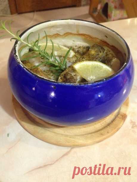 СУДАК С ПЕРЛОВКОЙ. Автор фото-рецепта Вера Надеждина: мой вариант судака с перловкой. Вместо судака можно взять другую белую рыбу, например хек, треску или минтай.

Судак у меня был в виде филе с кожицей. Сварила 2 пакетика перловки. В чугунок положила отваренную перловку, перемешала ее с сырым луком, порезанным мелкими квадратиками и с постным майонезом. Сверху положила кусочки судака и тоже промазала майонезом. Посыпала приправой для рыбы. В духовку на 50 минут при 190 г...