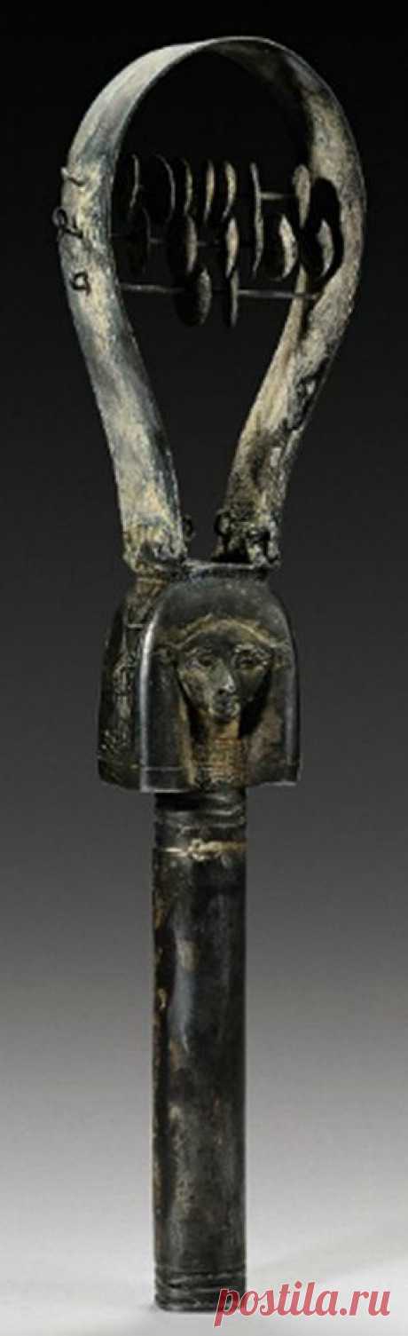 ЕГИПЕТСКИЙ SILVER СИСТР
ТРЕТИЙ ПРОМЕЖУТОЧНЫЙ ПЕРИОД, DYNASTY XXII, ОКОЛО 945-715 ДО Н.Э.