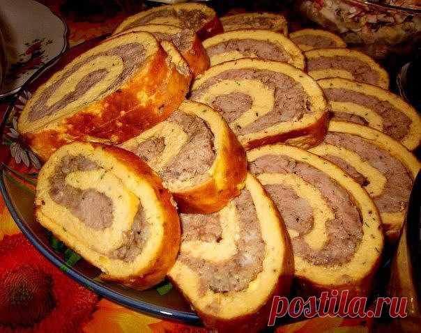 Сырный рулет с мясной начинкой.