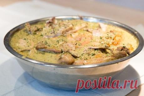 Как приготовить САЦИВИ С КУРИЦЕЙ
курица, грецкие орехи, кинза, чеснок, хмели-сунели, имеретинский шафран, винный уксус, лук, ореховое масло, растительное масло, красный и черный перец.