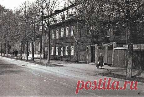 Отделения полиции и суды вместо исторических зданий. Как менялась улица Молодой Гвардии
Отделения полиции и суды вместо исторических зданий. Как менялась улица Молодой Гвардии Улица Молодой Гвардии появилась в Вятке в 1784 году и сначала носила название в честь Стефановской церкви, которая находилась на пересечении с улицей Казанской. Долгое время Стефановская была периферийной улицей, активно...
Читай дальше на сайте. Жми подробнее ➡