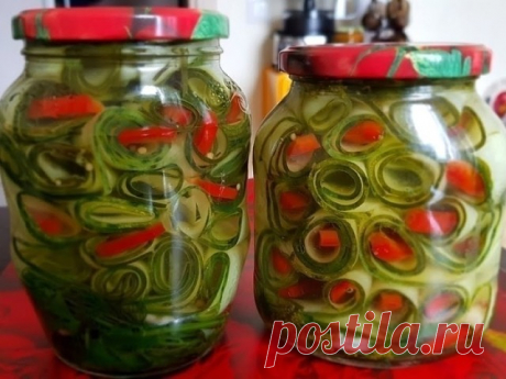 Обалденные рулетики из огурцов в банке. Зимой на все праздники ими салаты украшаем, да и в качестве закуски уходит на ура.

Очень необычная закруточка 

Ингредиенты:
Огурцы – 2 кг
Укроп (зелень) – 100 г
Перец болгарский – 4 шт.
Перец чили – 2 шт.

Для рассола:
Семена горчицы – 2-4 ст.л
Сахар – 200 г
Соль – 100 г
Чеснок – 2 головки
Уксус яблочный – 100 мл
Вода – 1 л

Как готовить:
1. Огурцы необходимо промыть. По желанию, можно очистить от кожуры. Нарезать овощечисткой на п...