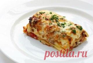 Подарок худеющим: 5 потрясающих рецептов диетической лазаньи!

Сохрани себе! 

1. Лазанья из кабачков: супер-полезный ужин! 
на 100грамм - 81.73 ккалБ/Ж/У - 10.28/2.68/3.74

Ингредиенты:
Куриное филе – 300 г
Кабачки – 400 г
Морковь – 1 шт
Яйцо – 1 шт
Лук репчатый – 1 шт
Йогурт натуральный – 4 ст. л
Сыр нежирный – 100 г 
Томатная паста – 1 ст. л
Соль, перец – по вкусу

Приготовление:
Куриное филе перемолоть на фарш. На сковороде обжарить с небольшим количеством масла курины...