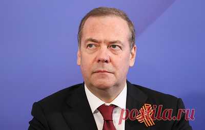 Медведев связал отказ Киева принять тела с нежеланием платить вдовам. Замглавы Совбеза России отметил, что на Украине также не хотят признавать численность потерь