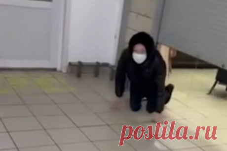 В Красноярске следователь случайно застала за кражей фигурантку дела. В Красноярске следовательница случайно встретила 21-летнюю воровку, дело которой она расследует. Сотрудница МВД пошла в магазин и заметила девушку в маске: та вылезала из-под закрытых ставней. Женщина поняла, что эта фигурантка дела, которое она ведет, и остановила ее.
