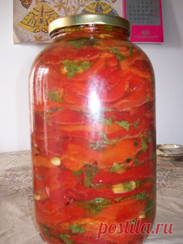 MARINIRANE PAPRIKE…MUŽ KAŽE DA NI U RESTORANU BOLJE PAPRIKE NIJE PROBAO Sastojci Zimnica 50 komada crvene mesnate paprike 250ml ulje 250 ml sirce 1 ruka secera 1ruka soli 2-3 glavice bjeli luk 2 veze persun 1 kesica biber u zrnu Priprema 1. Paprike ispecite, oljustite, al im samo drskice vadite, ostavite ih cele 2. Ulje, sirce, so i secer stavite da uvrije u vecu serpu. 3. Kada marinada zavri stavite paprike, da se malo proprze(prokuhaju ) u marinadi. 4. Radite to na tihoj...