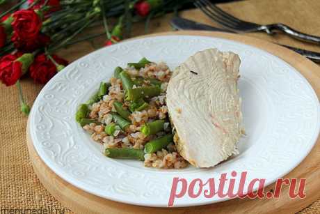 Диетическая индейка с гречкой в фольге - вкусно, быстро, без вреда для фигуры 

Это рецепт из серии 2-в-1, в котором основное блюдо и гарнир готовятся в один присест и в одной посуде. Блюдо низкокалорийное и очень простое в приготовлении!

Общее время готовки – 2 часа
Активное время готовки – 15 минут
Калорийность на 100 гр – 73 ккал
Количество порций – 4 порции

 Ингредиенты:

Индейка – 800 г грудка
Крупа гречневая – 180 г
Вода – 600 г
Фасоль стручковая – 200 г
Чеснок – 3...