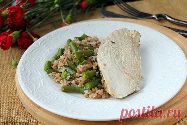 Диетическая индейка с гречкой в фольге - вкусно, быстро, без вреда для фигуры 

Это рецепт из серии 2-в-1, в котором основное блюдо и гарнир готовятся в один присест и в одной посуде. Блюдо низкокалорийное и очень простое в приготовлении!

Общее время готовки – 2 часа
Активное время готовки – 15 минут
Калорийность на 100 гр – 73 ккал
Количество порций – 4 порции

 Ингредиенты:

Индейка – 800 г грудка
Крупа гречневая – 180 г
Вода – 600 г
Фасоль стручковая – 200 г
Чеснок – 3...