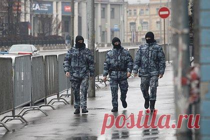 Полиция попыталась найти почившего Гуфа. Полиция отправилась на поиски почившего рэпера Гуфа (настоящее имя — Алексей Долматов) после звонка пранкера. Звонивший представился бывшим супругом сестры Долматова Ольги. Он сообщил представителям правоохранительных органов, что родственница выстрелила в брата и он находится в квартире без признаков жизни.