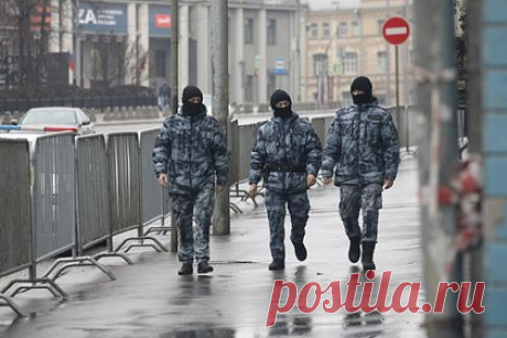 Полиция попыталась найти почившего Гуфа. Полиция отправилась на поиски почившего рэпера Гуфа (настоящее имя — Алексей Долматов) после звонка пранкера. Звонивший представился бывшим супругом сестры Долматова Ольги. Он сообщил представителям правоохранительных органов, что родственница выстрелила в брата и он находится в квартире без признаков жизни.