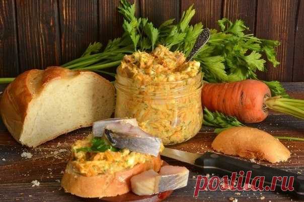Паштет из селёдки с плавленым сыром
Рыбная паста для бутербродов – вкуснейшая намазка на хлеб, которую без труда можно приготовить даже не имея никакого кулинарного опыта! Паштет из селёдки с плавленым сыром, морковкой и укропом будет хорошо храниться в холодильнике, и вы сможете легко приготовить себе быстрый перекус в любое время, имея под рукой кусочек свежего хлеба.
Показать полностью…