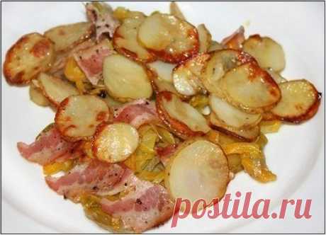 Запечённый молодой картофель с беконом и овощами