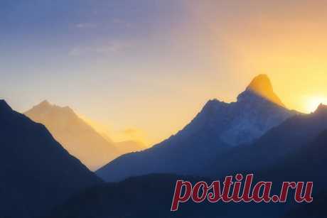 Утренний вид на одни из самых знаменитых вершин региона Эвереста — Лхоцзе — слева и Ама Даблам — справа. Национальный Парк Сагарматха, Непал. Автор фото — Иван Козорезов: nat-geo.ru/photo/user/8150/