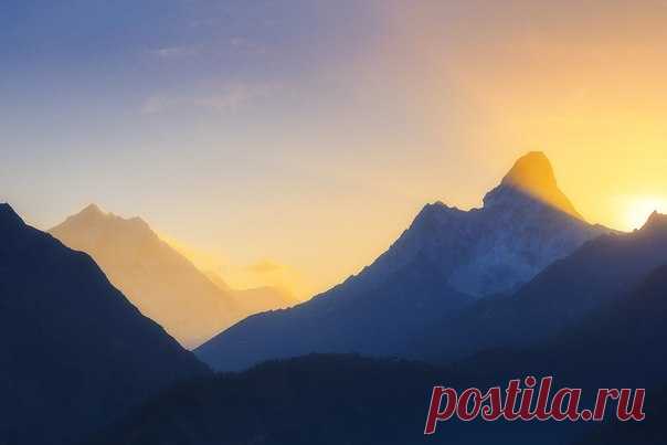 Утренний вид на одни из самых знаменитых вершин региона Эвереста — Лхоцзе — слева и Ама Даблам — справа. Национальный Парк Сагарматха, Непал. Автор фото — Иван Козорезов: nat-geo.ru/photo/user/8150/