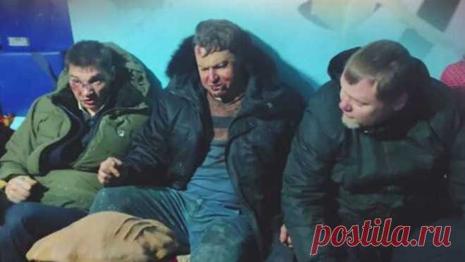 Появился первый снимок россиян, выживших в авиакатастрофе в Афганистане. Появилась первая фотография россиян, выживших в авиакатастрофе в Афганистане. Снимок опубликовало афганское радио Hurriyet News. На фотографии изображены пилоты Дмитрий Беляков и Аркадий Грачев, а также медик ...