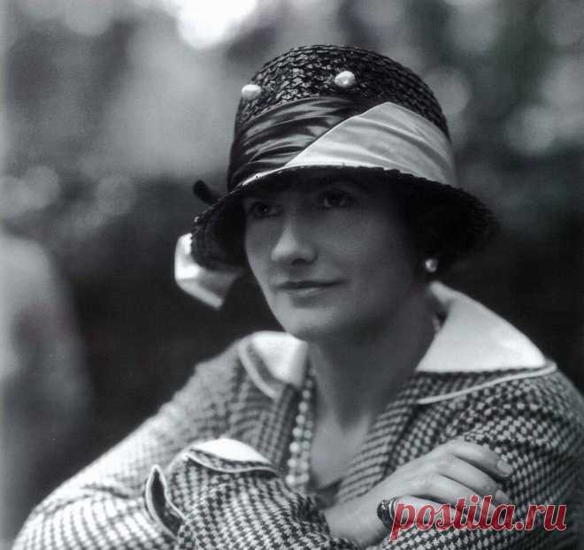 Gabrielle-Coco-Chanel-Chapéu.jpg (1024×965)