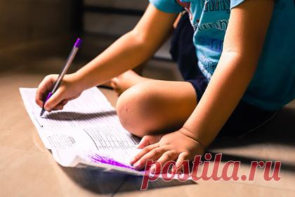 Отец сдавшей ЕГЭ в восемь лет россиянки рассказал об учебе ее младшего брата. Младший брат российской школьницы Алисы Тепляковой, сдавшей ЕГЭ в восемь лет, тоже попробует сдать экзамены в следующем учебном году, если осилит учебную программу. Об этом рассказал отец детей Евгений Тепляков. Он пояснил, что Алиса получила аттестат за 9 класс, когда ей было 7 лет и 11 месяцев.