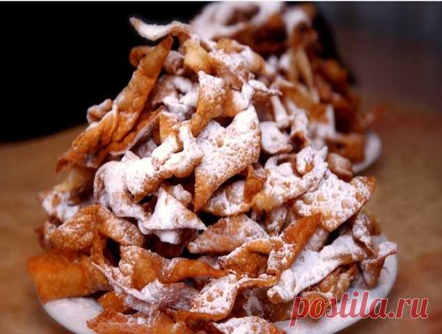 Вкусный хворост, тающий во рту 

Ингредиенты: 
Яйца — 2 Штуки 
Сахар — 4 Ст. ложки 
Молоко — 100 Грамм 
Масло сливочное — 2 Ст. ложки 
Мука — 400 Грамм 
Растительное масло — 1 Стакан 

Подготовьте ингредиенты. 
Смешайте муку с яйцами. 
Растопите сливочное масло и растворите в нем сахар. 
Добавьте полученную смесь в муку, потом влейте молоко. Замесите тесто. 
Уберите шар теста в холодильник на 15 минут. Затем раскатайте очень тонко, в 2 мм. 
Разрежьте фигурным ножом тесто н...