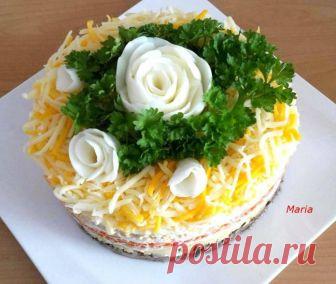 Обалденный салат «Шаланда» — вкусно и оригинально! Ингредиенты: шпроты — 1,5 банки картофель — 3 штуки морковь — 2 штуки яйца — 4 штуки сыр — 100 грамм соль, перец, майонез по вкусу Приготовление: Салат...