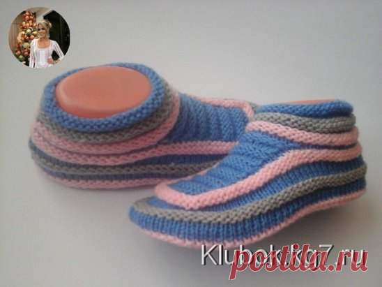 На спицы №3 набираю 59 петель.Вяжу полой резинкой 1на1. Далее вяжу рисунком. беру нить другого цвета. 1ряд-3лиц,1п снять нить за работой. 2ряд-1п снять нить перед работой. 3лиц. 3ряд- нить основного цвета-1лиц. 1снять нить за работой, 3лиц и т д. 4ряд-3лиц, 1снять нить перед работой. Вяжем так на желаемую высоту и делим вязание на 3 части ( 23-13-23) и дальше вяжем только средние 13 петель платочной вязкой на нужную вам длину.(до мизинца) Это мысик. Затем набираем по краю мысика петли ( 17 или 1