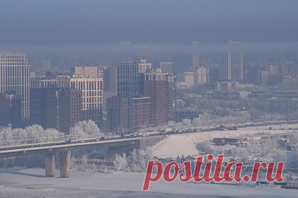 В российском городе шквалистый ветер сорвал обшивку с дома. В Новосибирске стена одного из жилых домов лишилась обшивки — ее сорвало из-за порывистого ветра. Внимание на ситуацию в российском городе обратило сообщество «АСТ-54» во «ВКонтакте». Инцидент произошел в четверг, 11 января, в доме, расположенном по адресу: улица Пригородная, 21.