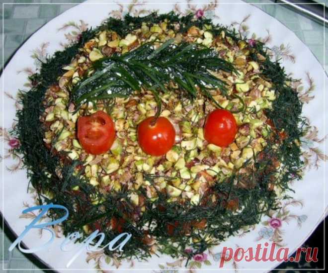 20 лучших салатов! 
1.Салат «Праздничный»
Легкий салат с оригинальным вкусом. Подойдет как для взрослых, так и для детей.
Ингредиенты: куриная грудка – 500 г, яйца – 5 шт, яблоко – 1 шт., огурцы свежие – 2-3 шт., майоне…