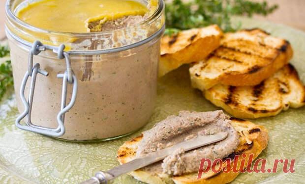 Паштет из куриной печени едим ложками: подсмотрели рецепт в ресторане - Steak Lovers - медиаплатформа МирТесен Паштеты считаются деликателось, но сделать их дома не представляет никакой сложности. Особенно, если знать несколько рецептов с кухни ресторана, которые превращают куриную печень в настоящий шедевр. У таких паштетов один недостаток - они очень бысто разлетаются, поскольку их хочется есть ложкой.