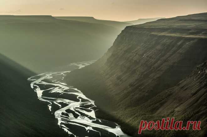 «Затерянный мир» в центре России: 6 фактов о плато Путорана Артура Конан Дойля вдохновил южноамериканский массив Ауян-Тепуи — так мир получил легендарный роман «Затерянный мир». Если бы автор Шерлока Холмса знал о плато Путорана, то история была бы не менее за…