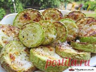 Подборка рецептов с кабачками.
1. Кабачки жареные по-украински
Такие кабачки готовила моя бабушка. Я впадаю в детство каждое лето.
Приготовление:
Рецепт слишком простой, но очень вкусные кабачки получаются.
Молодые кабачки нарезать кружочками, чуть присолить и дать постоять минут 10. Дальше возможны два варианта развития событий. Бабушка жарила, обкатав в муке и хорошенько ее обтрусив, чтобы не приставали к сковороде. Но сейчас, во время высоких технологий, есть сковородки, к которым не прил