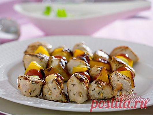Куриные мини-шашлыки с кунжутом.