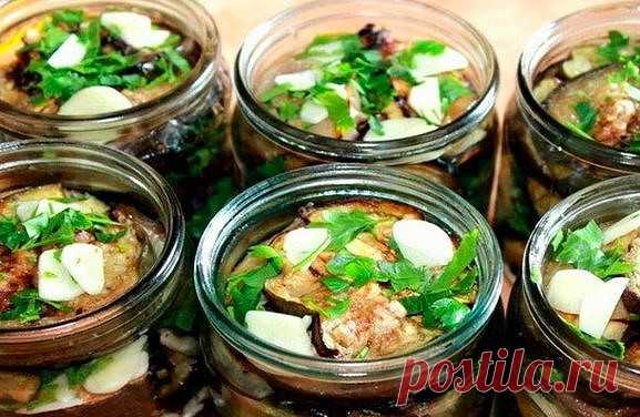 Быстрый рецепт баклажанов с чесноком на зиму
Не менее вкусной получается баклажанная закуска с чесноком и смесью свежей зелени. Главный ее плюс в том, что она легко готовится и отведать можно будет уже на следующий день.

Ингредиенты:

килограмм баклажанов;
шесть долек чеснока;
пучок укропа;
полтора литра воды;
100 мл. подсолнечного масла;
шесть столовых ложек уксуса (9%);
столовая ложка соли.
Как быстро приготовить баклажаны с чесноком на зиму

Шаг 1:

Баклажаны промыть, ...