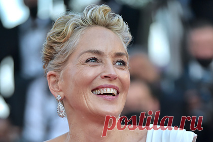 63-летняя Шэрон Стоун снялась в оголяющем грудь платье. Американская актриса Шэрон Стоун попала в объектив папарацци во время съемки в откровенном образе на юге Франции и озадачила поклонников своим внешним видом. На размещенных в сети кадрах 63-летняя знаменитость запечатлена возле причала с яхтами. Ее засняли в черной объемной юбке и золотистом металлическом корсете.