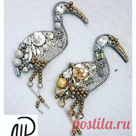 #mpaccessories #marinaprisyach #jewellery #Swarovski #brooch #bird #designer #украшения #сваровски #брошь #цапля #ручнаяработа #Москва #Питер #СПб 
Броши-цапли в универсальной,классической гамме- золото и серебро🌟 с кристаллами Swarovski, пиритом и винтажными бусинами🙌🙂☀