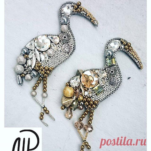 #mpaccessories #marinaprisyach #jewellery #Swarovski #brooch #bird #designer #украшения #сваровски #брошь #цапля #ручнаяработа #Москва #Питер #СПб 
Броши-цапли в универсальной,классической гамме- золото и серебро🌟 с кристаллами Swarovski, пиритом и винтажными бусинами🙌🙂☀