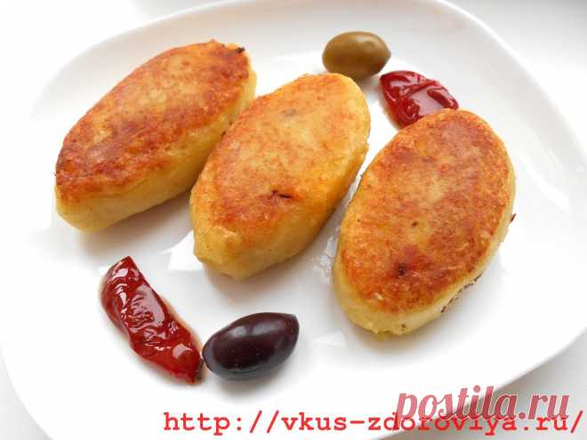 Картофельные зразы с морковью, луком и сыром.
Предлагаю рецепт приготовления очень вкусных картофельных зраз. Благодаря сочетанию в начинке сыра, лука и моркови, они получаются, как с грибами.

Ингредиенты:

Картофель
Морковь
Лук
Сыр
Мука
Соль
Перец
Растительное масло или смалец