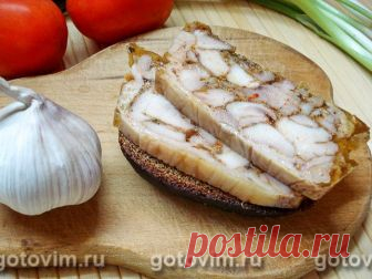 Террин из курицы. Рецепт с фото В террине из курицы, приготовленном по этому рецепту сочные кусочки мяса из куриных бедер переплелись в мраморном узоре, застыв под действием желе. Большое количество специй и чеснок придали запеченному террину превосходный вкус, сохранив его сочность. Подготовительный процесс занимает минимум времени - около 7 минут. А вот мариновать мясо потребуется не менее 30 минут. Затем террин запекают и дают полностью остыть, чтобы мясо уплотнилось, и...