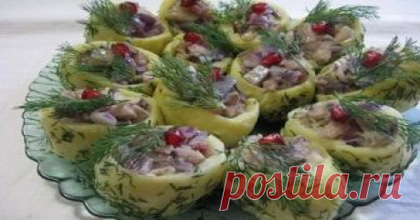 Закуска из селедки и картошки, пальчики оближешь Закуска из селедки и картошки — это блюдо от «Люблю готовить», которое произведет настоящий фурор на вашем праздничном столе. Интересная форма подачи и оригинальная заправка сделают это блюдо...