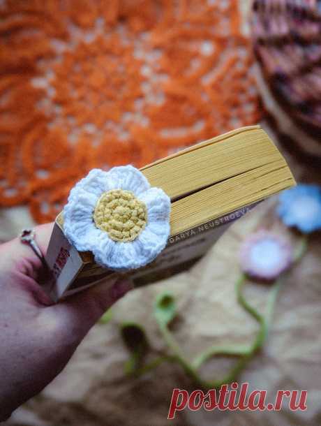 PDF Закладки &quot;Цветы&quot; крючком. FREE crochet pattern; Аmigurumi toy patterns. Амигуруми схемы и описания на русском. Вязаные игрушки и поделки своими руками #amimore - закладка для книги из обычной пряжи, книжная закладка в виде цветка, цветы, аксессуар.