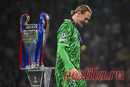 Сафонов привез кубок Лиги чемпионов в Россию