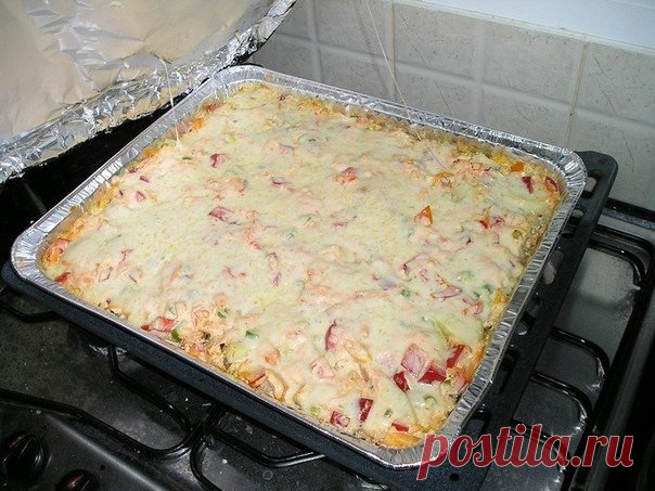 Запеченное мясо с консервированными грибами и сырной корочкой