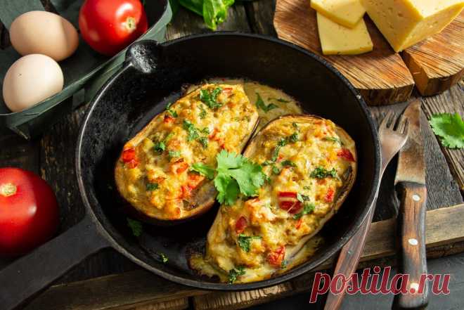 Фаршированные баклажаны по-каталонски. Баклажаны — идеальная ёмкость для начинки, чем только их не наполняют — и мясным фаршем, и овощным… В этом рецепте лук, помидоры, сыр и яйцо. Ещё баклажаны любят чеснок и кинзу, с этими приправами блюдо будет вкуснее. Форма имеет значение для фаршированных баклажанов. Желательно выбрать овощи средней длины и толщины, чтобы было где разместить начинку. Яйцо можно отварить и порубить или оставить сырым, так проще и быстрее, а вкус готов...